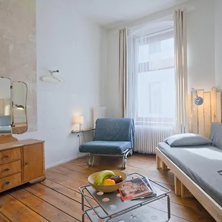 Courtyard Apartment *